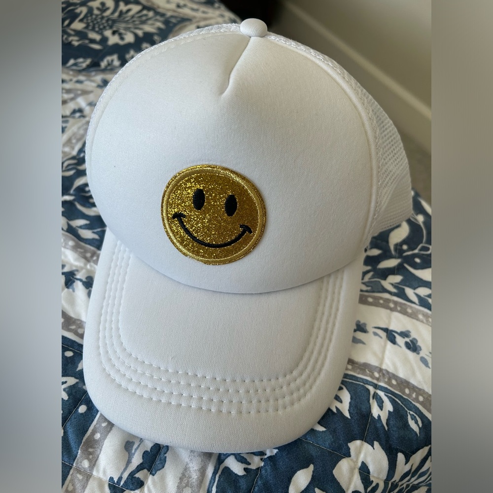 Smiley Trucker Hat (foam) - white